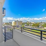 Lovely Modern & Homely Apartment With A Pool & Gym