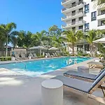Lovely Modern & Homely Apartment With A Pool & Gym