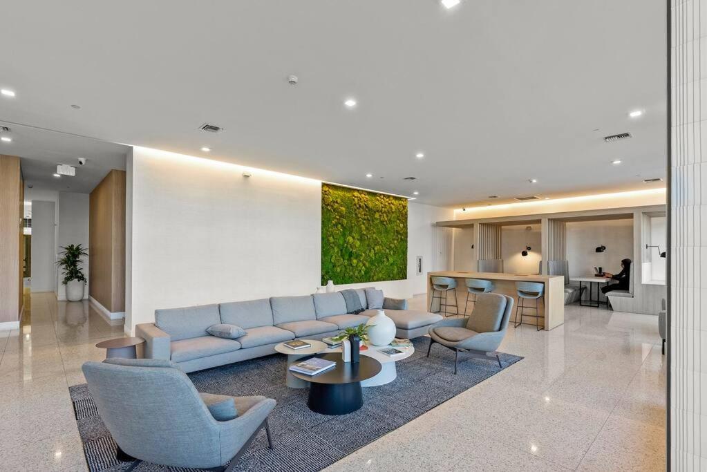 Lovely Modern & Homely Apartment With A Pool & Gym Apartment Miami