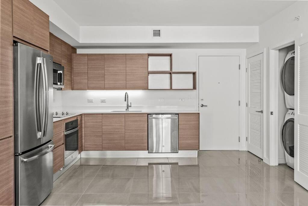 Lovely Modern & Homely Apartment With A Pool & Gym Apartment Miami
