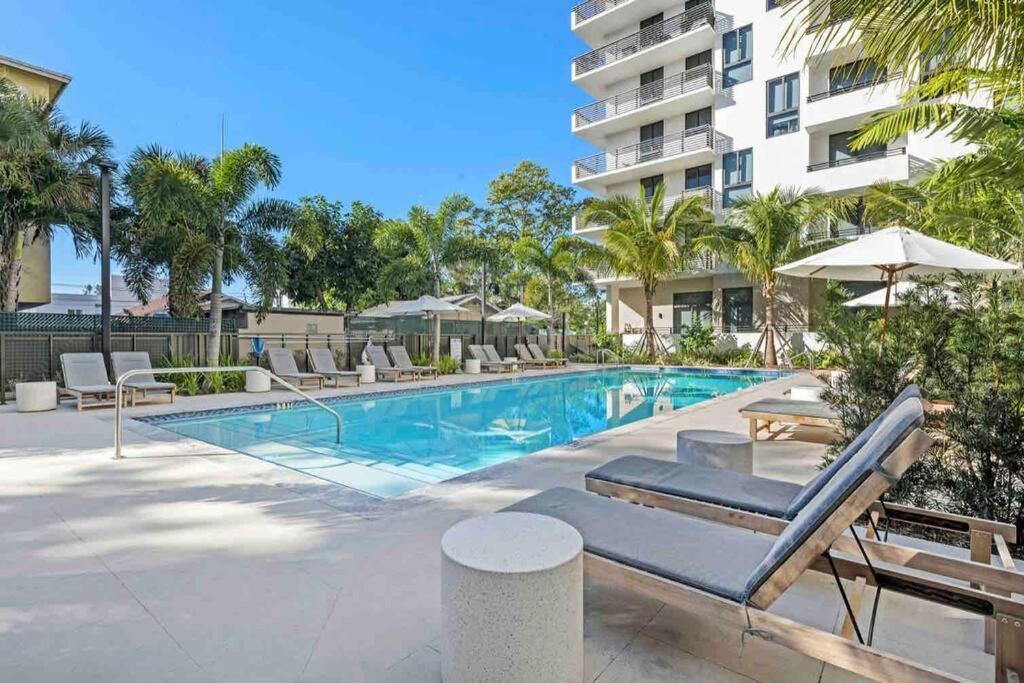 Apartment Lovely Modern & Homely Apartment With A Pool & Gym *